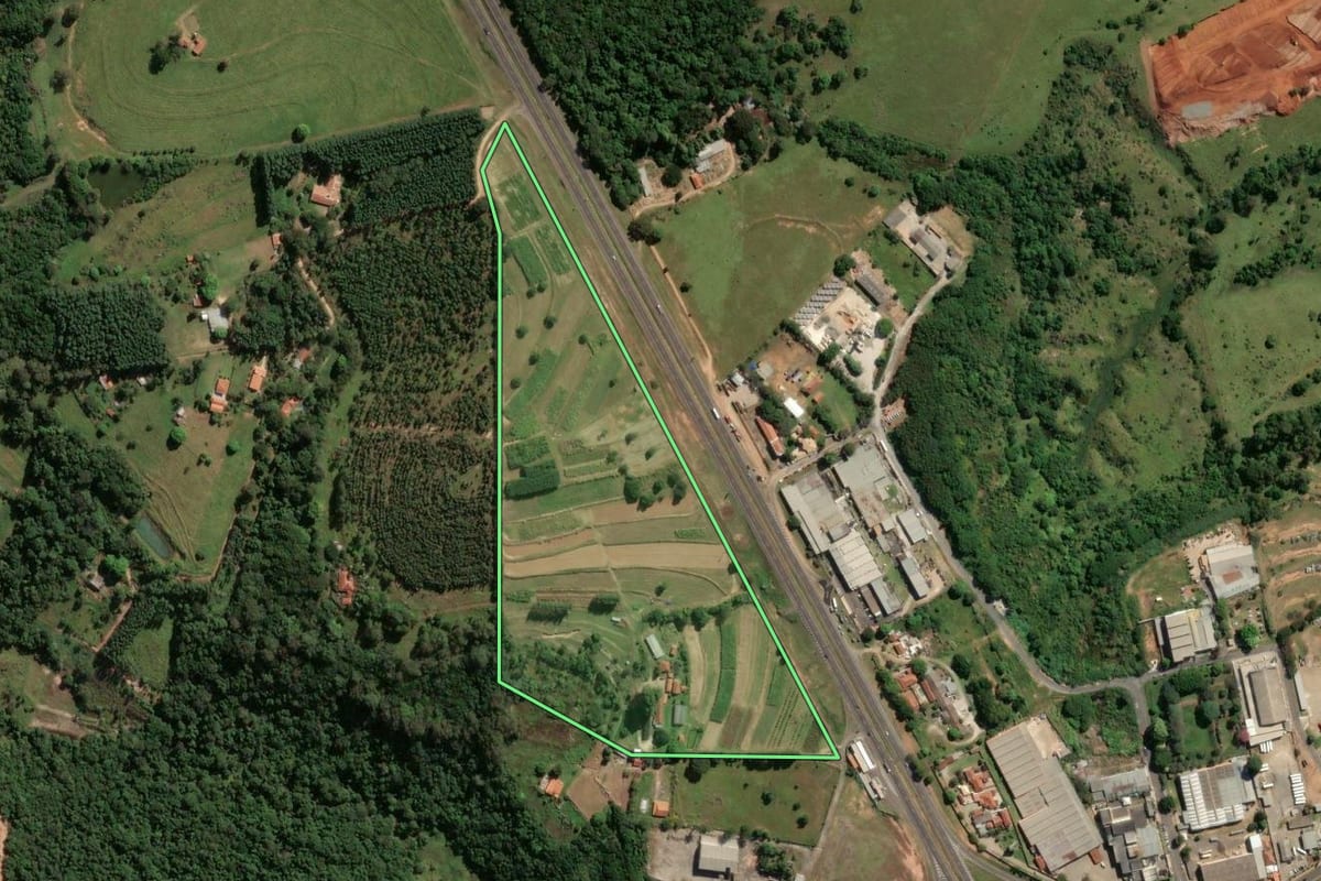 Imagem de satélite do imóvel rural em Botucatu (SP), com o contorno declarado no CAR desenhado por cima.