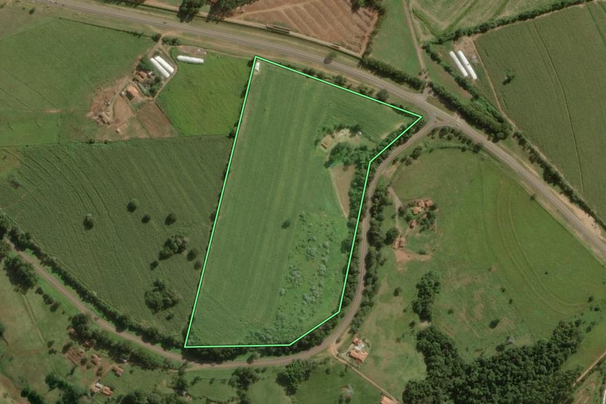 Imagem de satélite do imóvel rural em Botucatu (SP), com o contorno declarado no CAR desenhado por cima.