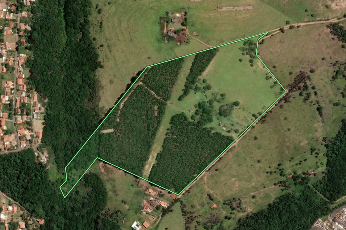 Imagem de satélite do imóvel rural em Botucatu (SP), com o contorno declarado no CAR desenhado por cima.