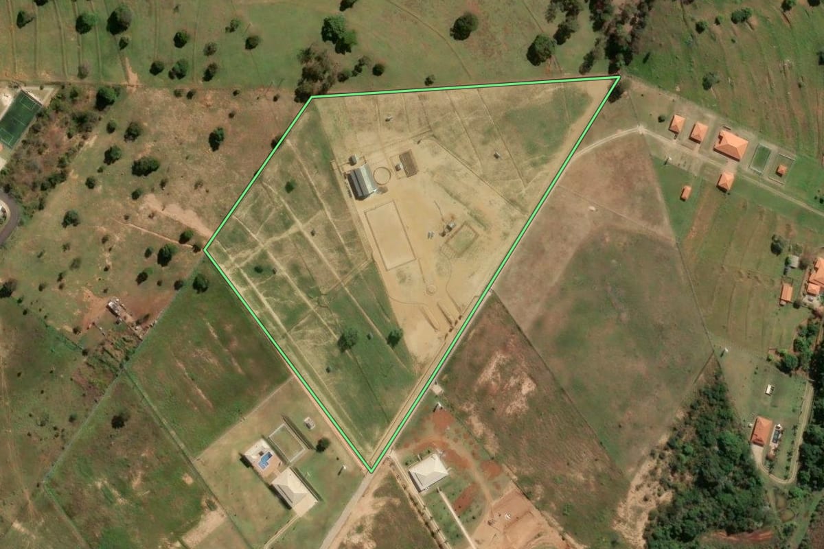 Imagem de satélite do imóvel rural em Botucatu (SP), com o contorno declarado no CAR desenhado por cima.