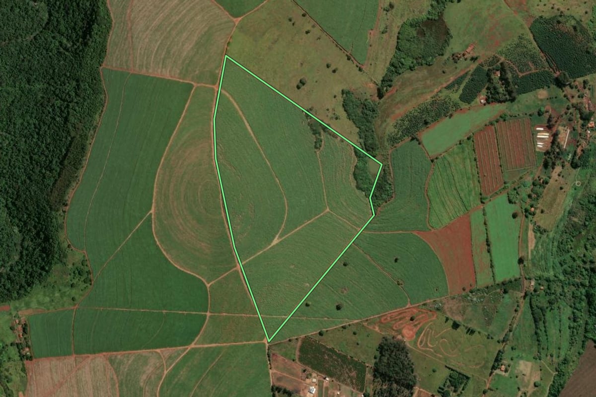 Imagem de satélite do imóvel rural em Botucatu (SP), com o contorno declarado no CAR desenhado por cima.