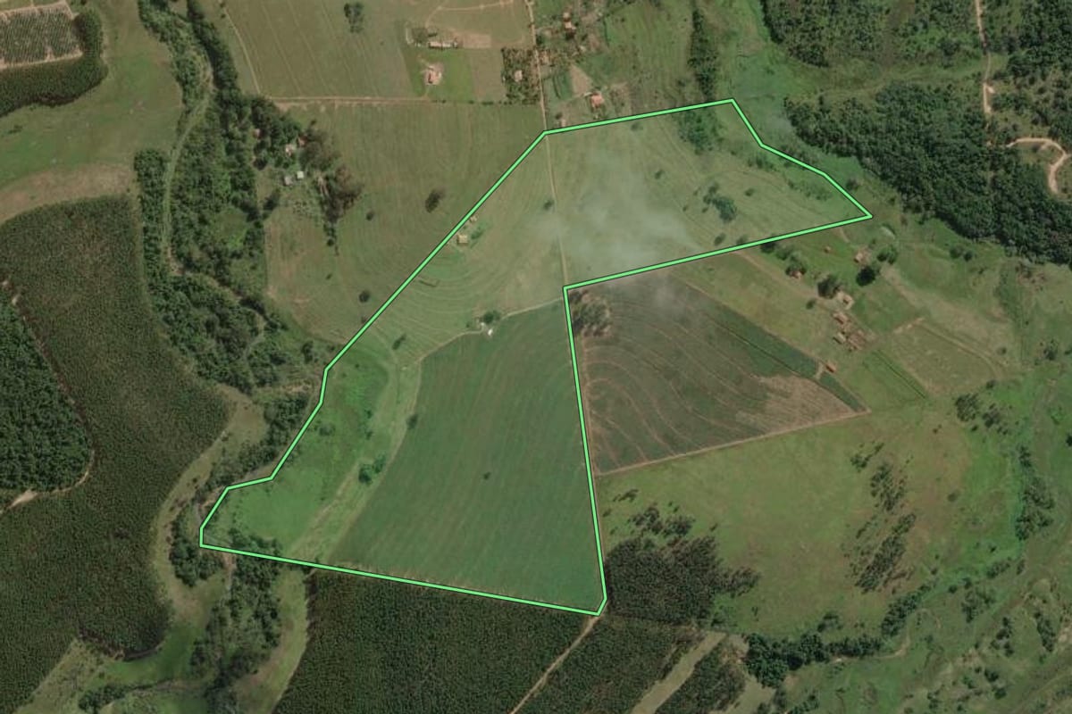 Imagem de satélite do imóvel rural em Botucatu (SP), com o contorno declarado no CAR desenhado por cima.