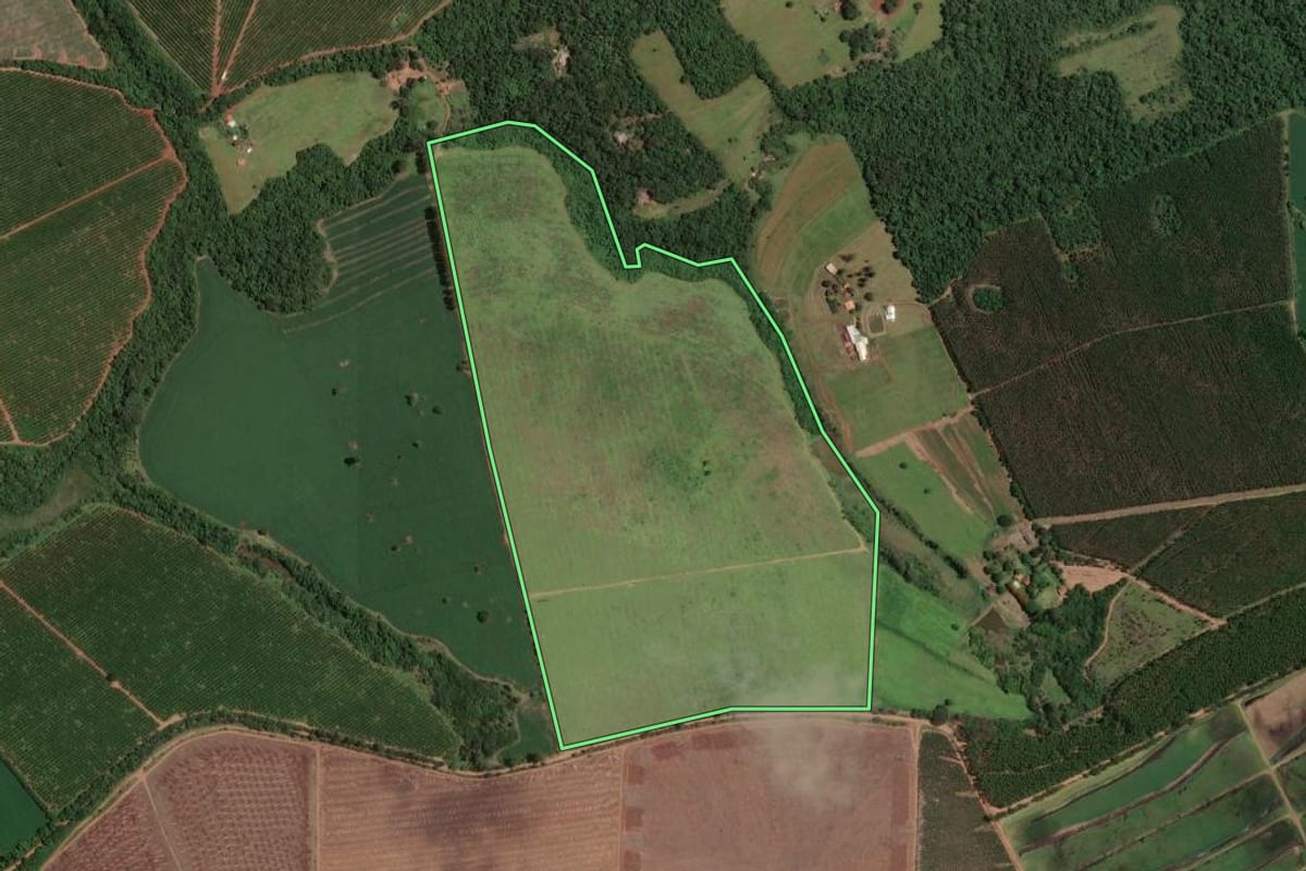 Imagem de satélite do imóvel rural em Botucatu (SP), com o contorno declarado no CAR desenhado por cima.