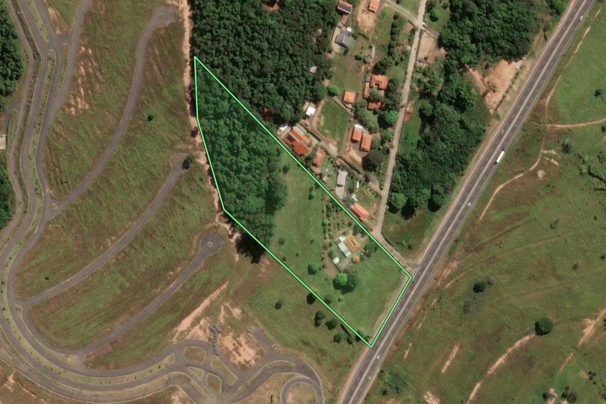 Imagem de satélite do imóvel rural em Botucatu (SP), com o contorno declarado no CAR desenhado por cima.