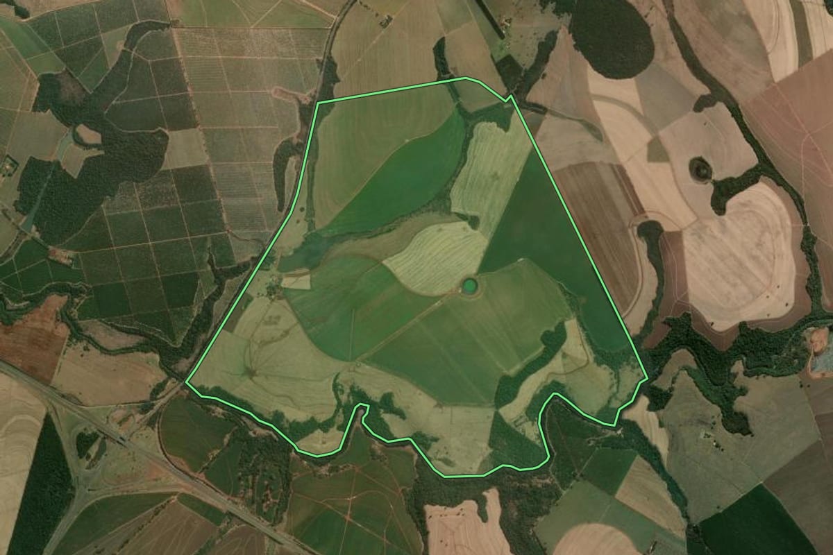 Imagem de satélite do imóvel rural em Botucatu (SP), com o contorno declarado no CAR desenhado por cima.