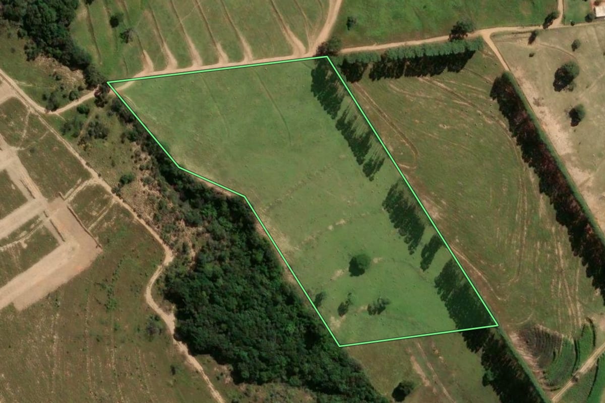 Imagem de satélite do imóvel rural em Botucatu (SP), com o contorno declarado no CAR desenhado por cima.