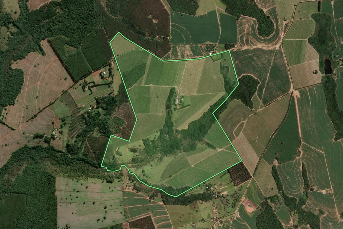 Imagem de satélite do imóvel rural em Botucatu (SP), com o contorno declarado no CAR desenhado por cima.