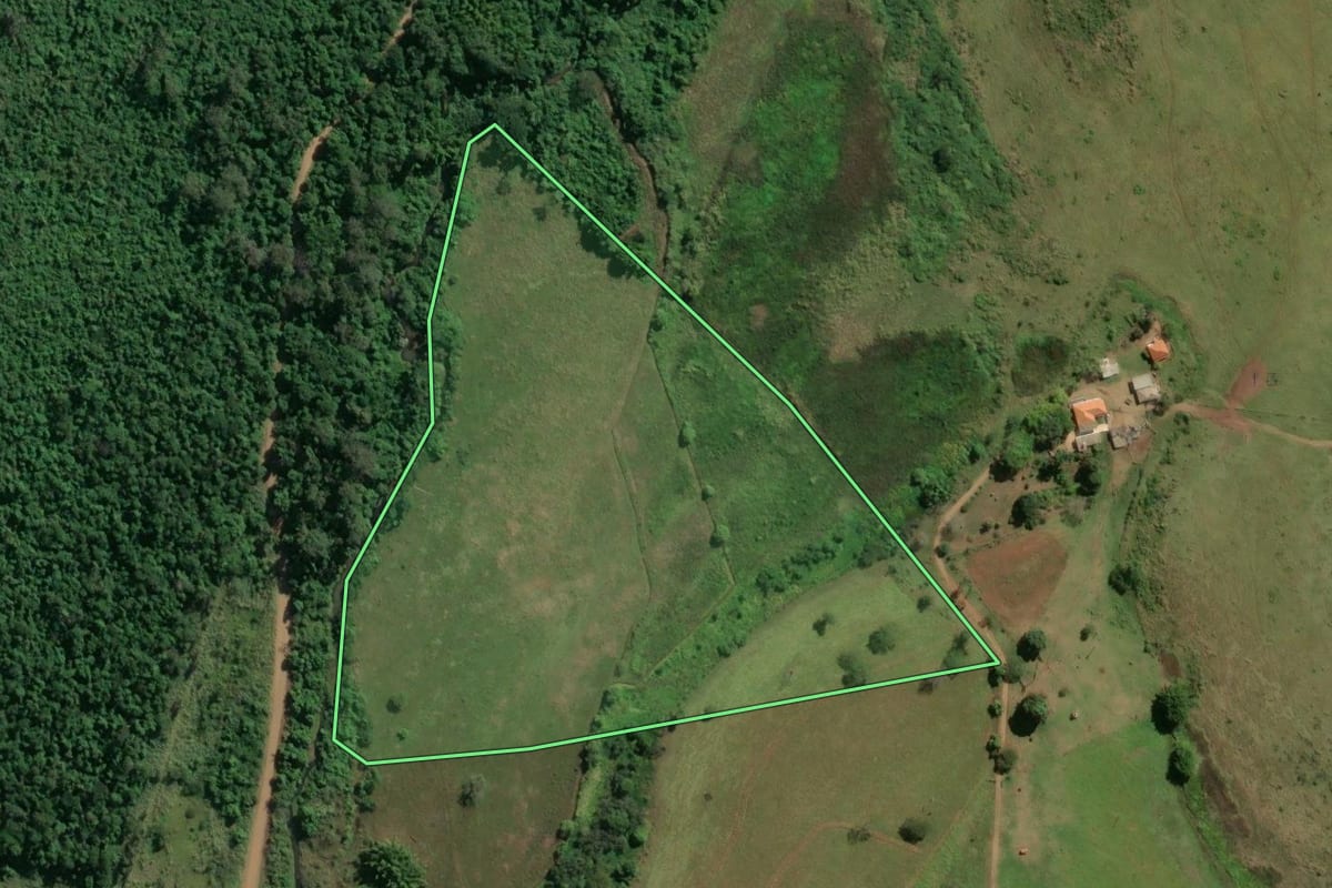 Imagem de satélite do imóvel rural em Botucatu (SP), com o contorno declarado no CAR desenhado por cima.