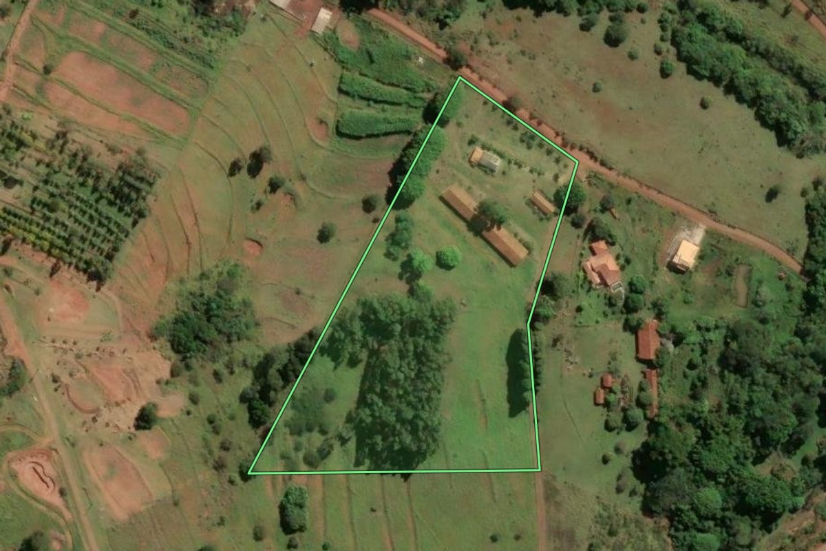 Imagem de satélite do imóvel rural em Botucatu (SP), com o contorno declarado no CAR desenhado por cima.