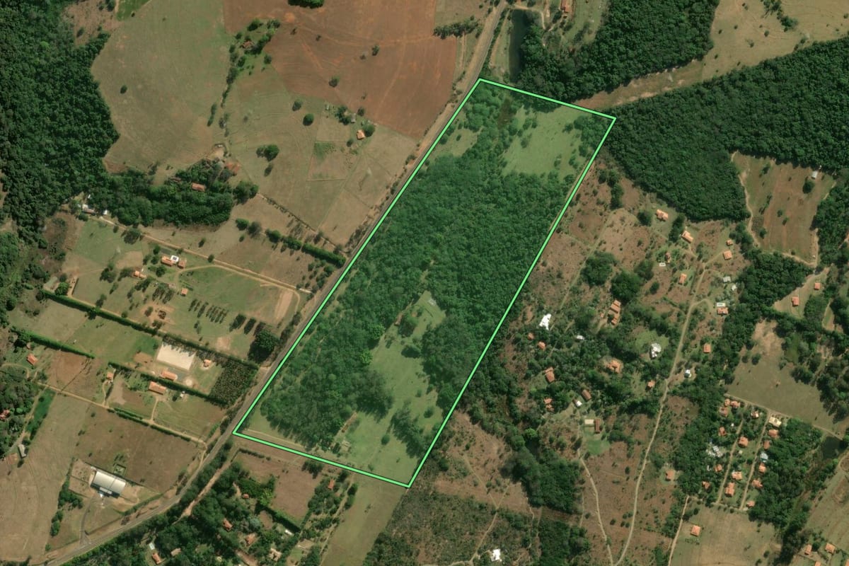 Imagem de satélite do imóvel rural em Botucatu (SP), com o contorno declarado no CAR desenhado por cima.
