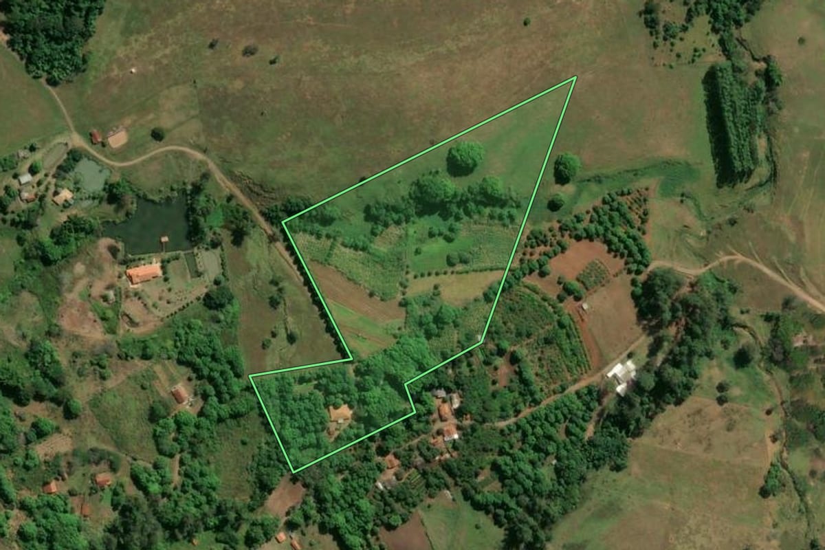 Imagem de satélite do imóvel rural em Botucatu (SP), com o contorno declarado no CAR desenhado por cima.