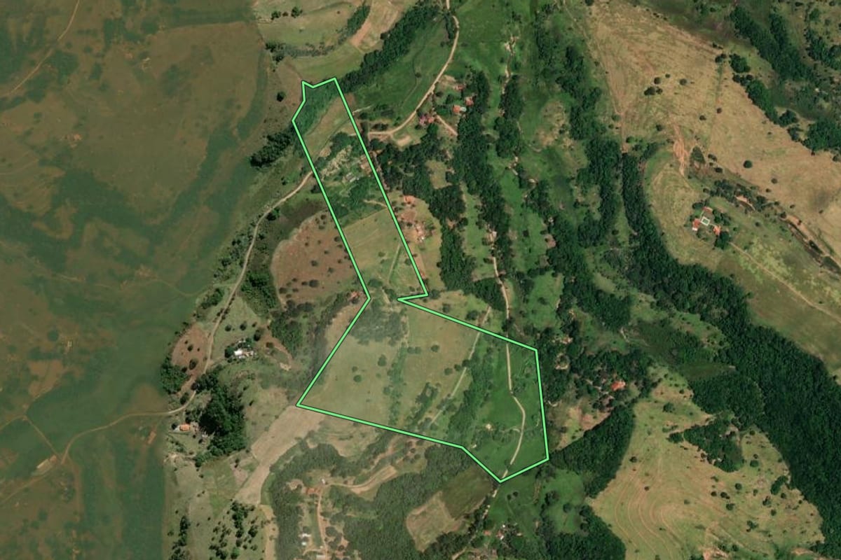 Imagem de satélite do imóvel rural em Botucatu (SP), com o contorno declarado no CAR desenhado por cima.