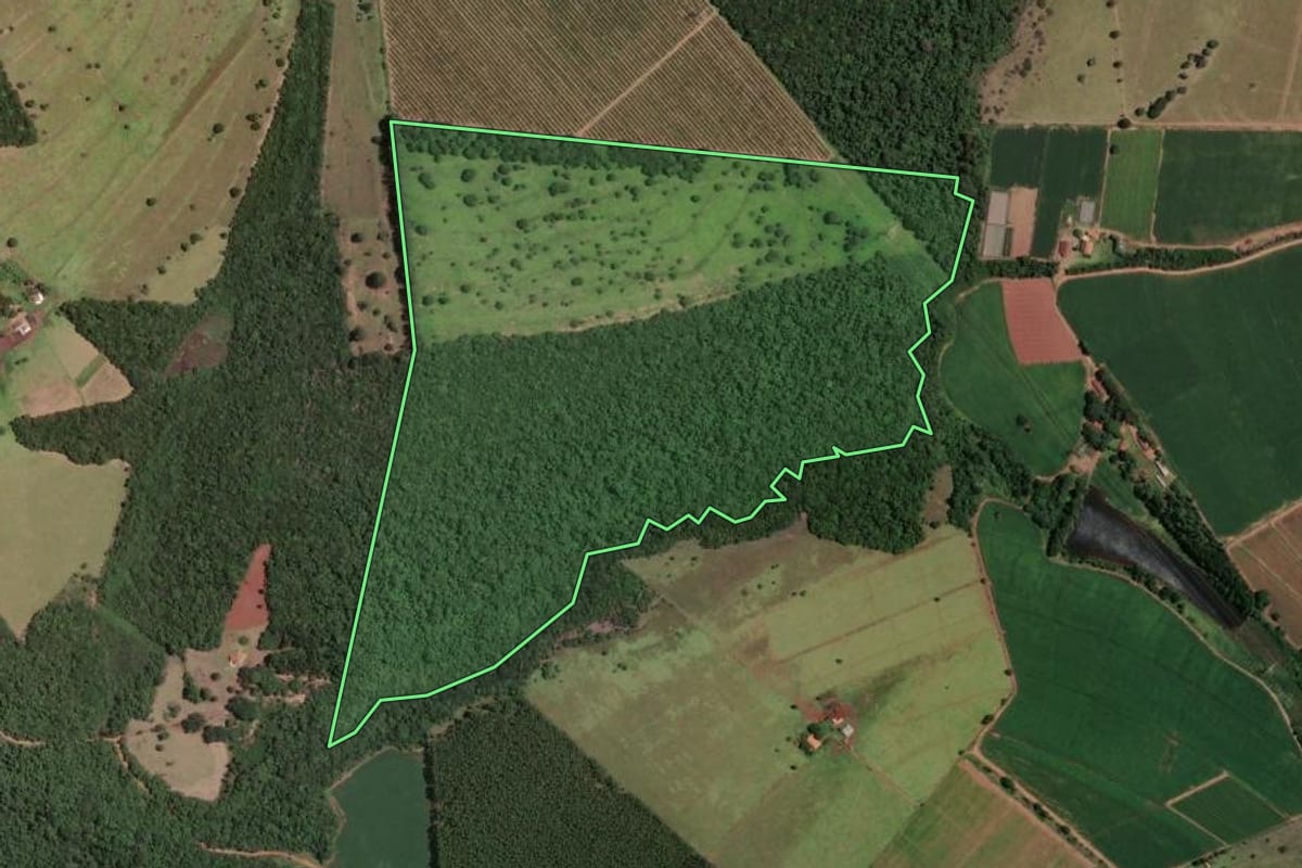 Imagem de satélite do imóvel rural em Botucatu (SP), com o contorno declarado no CAR desenhado por cima.