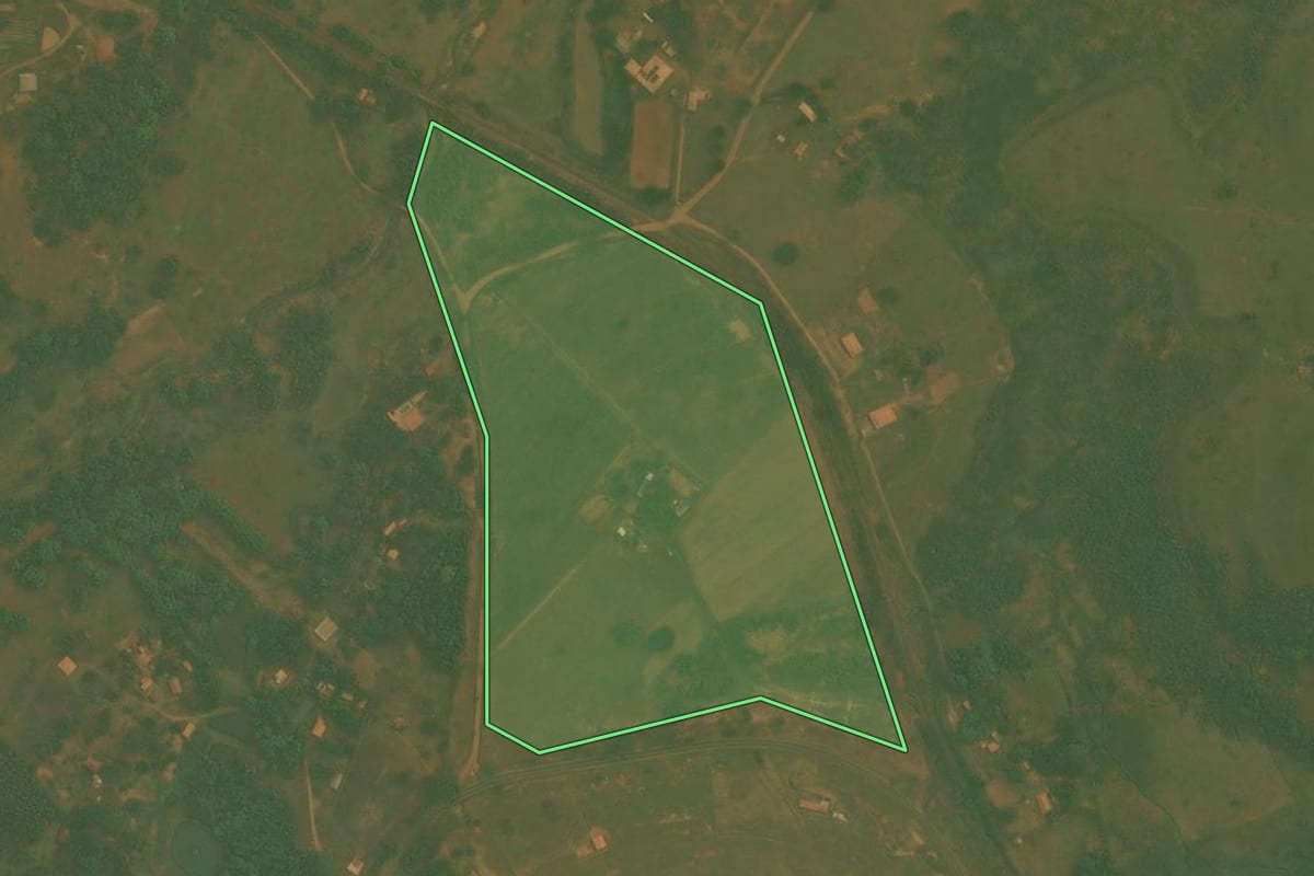 Imagem de satélite do imóvel rural em Botucatu (SP), com o contorno declarado no CAR desenhado por cima.