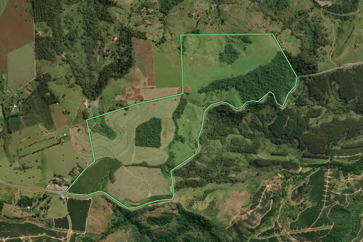 Imagem de satélite do imóvel rural em Botucatu (SP), com o contorno declarado no CAR desenhado por cima.