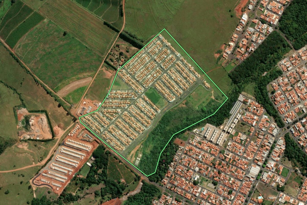 Imagem de satélite do imóvel rural em Botucatu (SP), com o contorno declarado no CAR desenhado por cima.