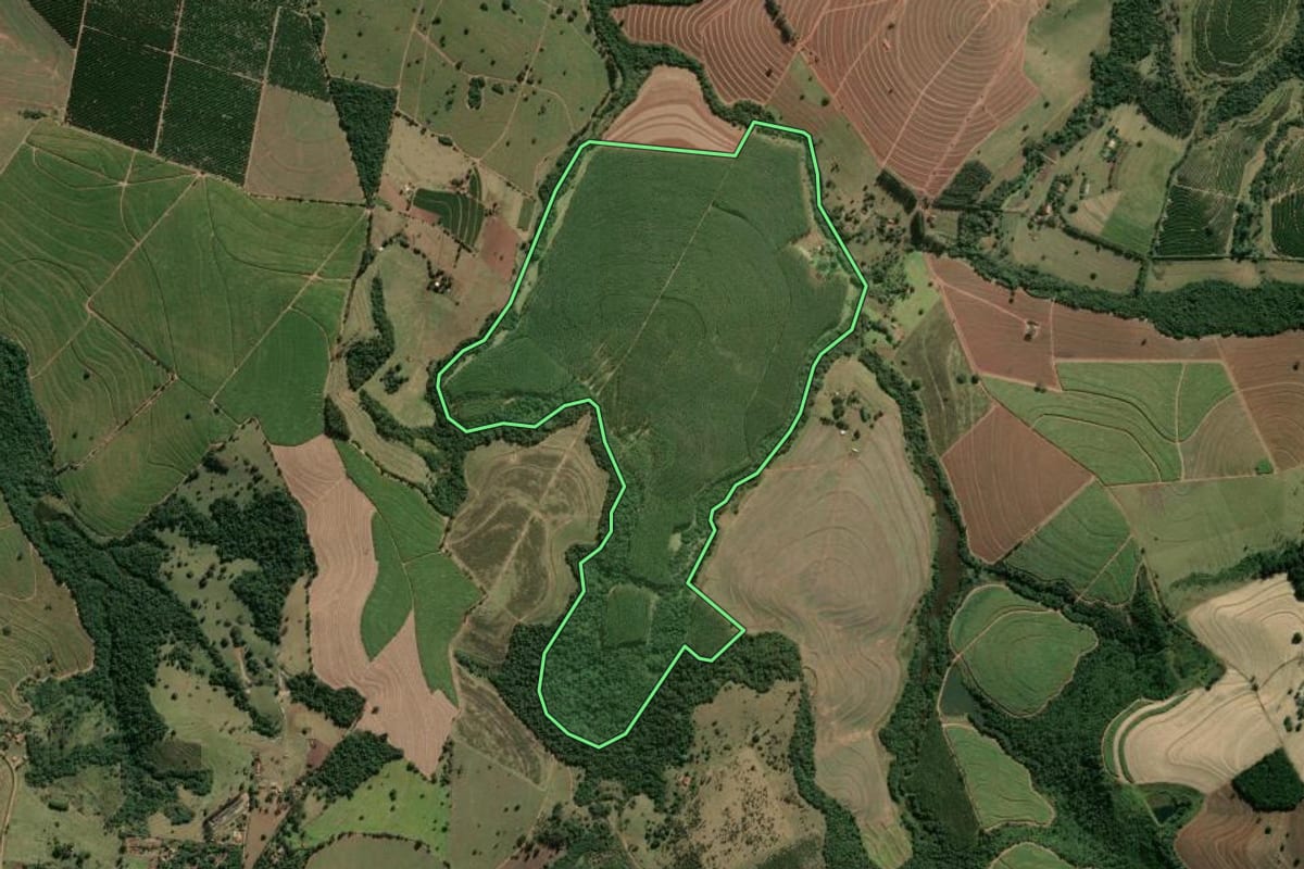 Imagem de satélite do imóvel rural em Botucatu (SP), com o contorno declarado no CAR desenhado por cima.