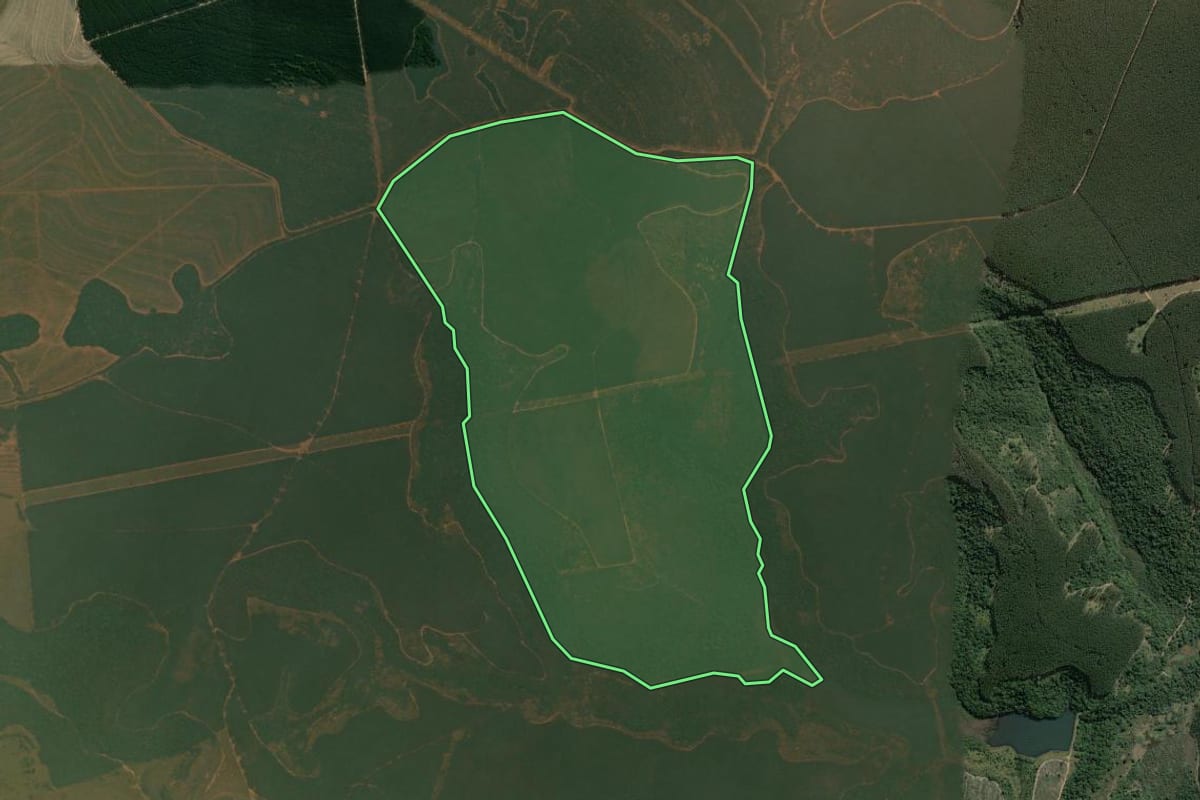 Imagem de satélite do imóvel rural em Botucatu (SP), com o contorno declarado no CAR desenhado por cima.