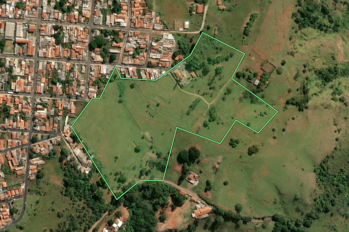 Imagem de satélite do imóvel rural em Botucatu (SP), com o contorno declarado no CAR desenhado por cima.