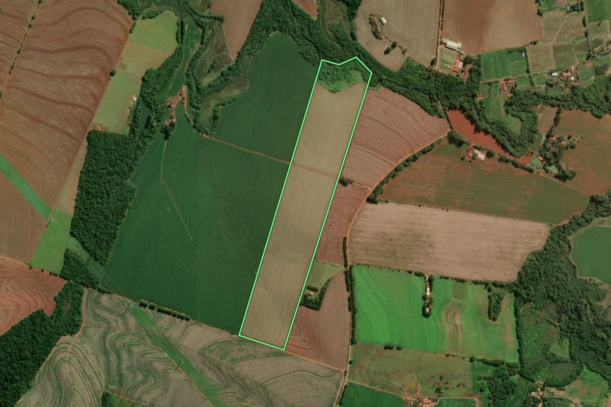 Imagem de satélite do imóvel rural em Botucatu (SP), com o contorno declarado no CAR desenhado por cima.