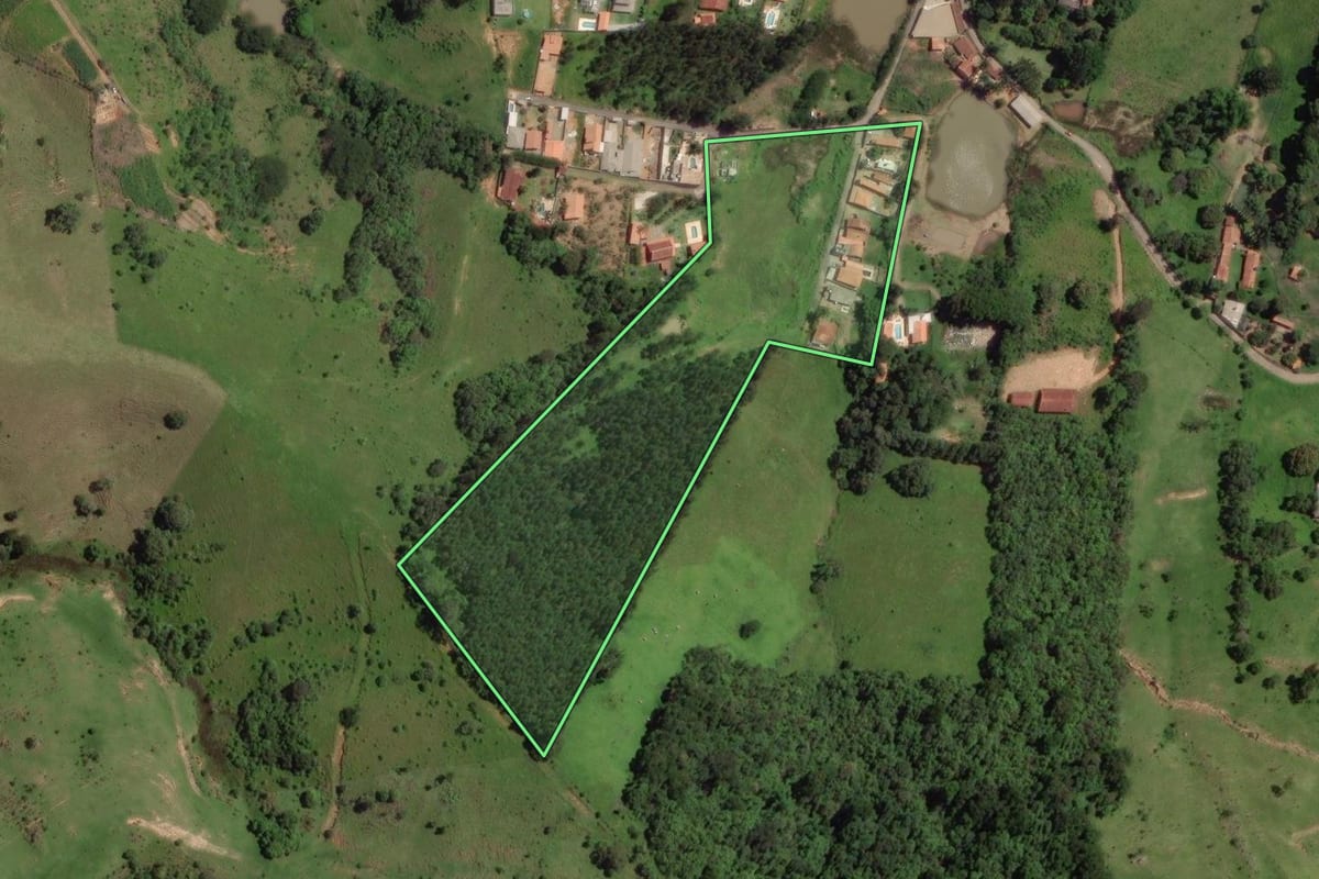 Imagem de satélite do imóvel rural em Bragança Paulista (SP), com o contorno declarado no CAR desenhado por cima.