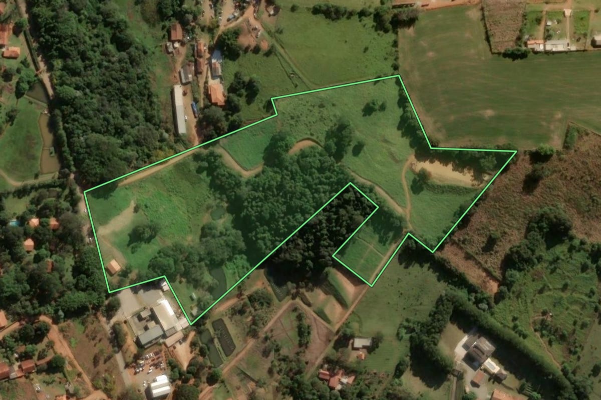 Imagem de satélite do imóvel rural em Bragança Paulista (SP), com o contorno declarado no CAR desenhado por cima.