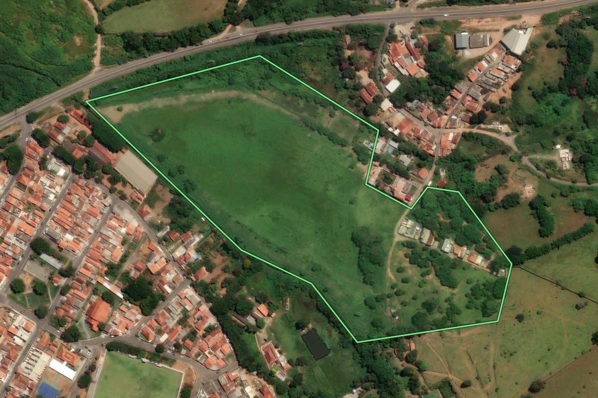 Imagem de satélite do imóvel rural em Bragança Paulista (SP), com o contorno declarado no CAR desenhado por cima.
