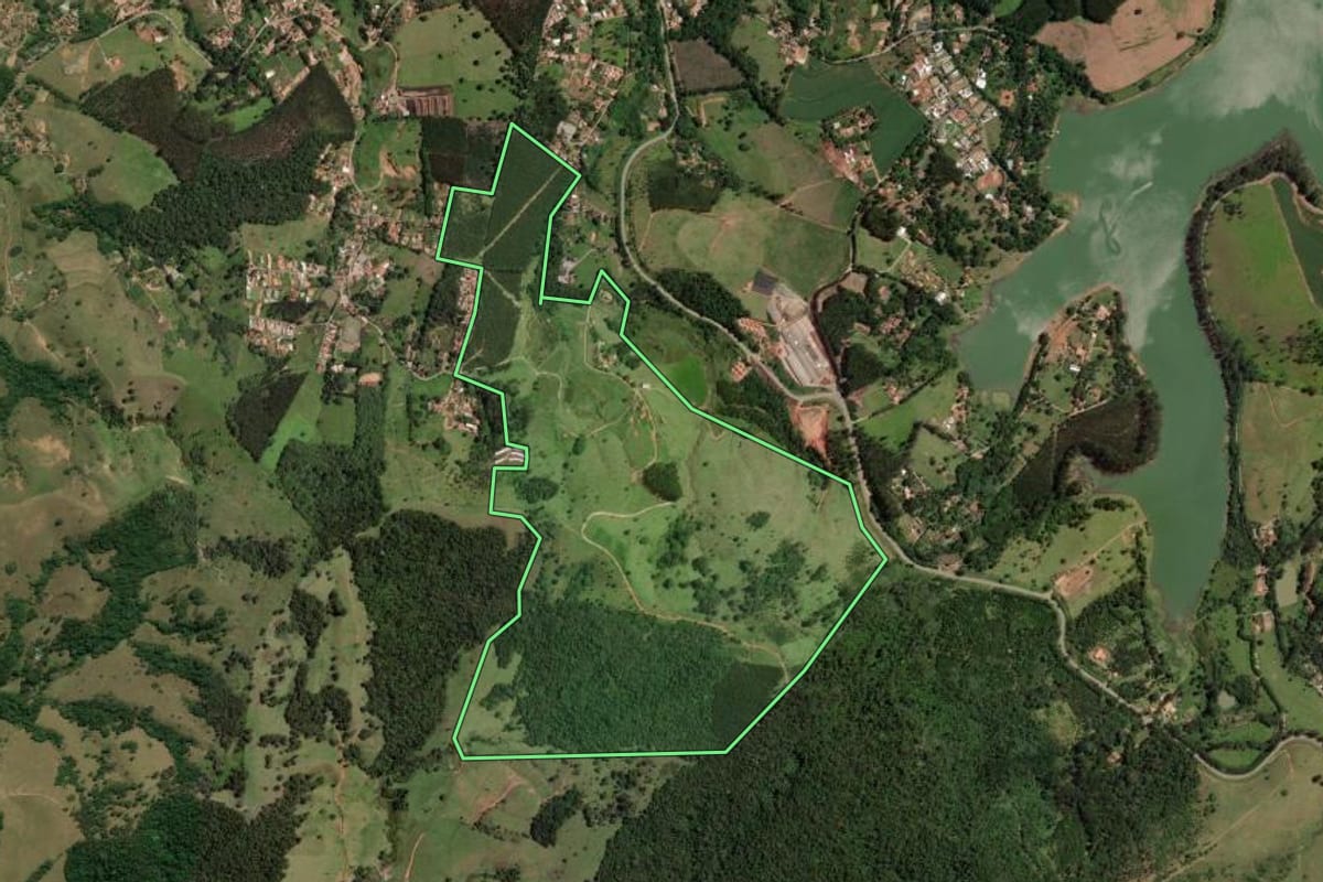 Imagem de satélite do imóvel rural em Bragança Paulista (SP), com o contorno declarado no CAR desenhado por cima.