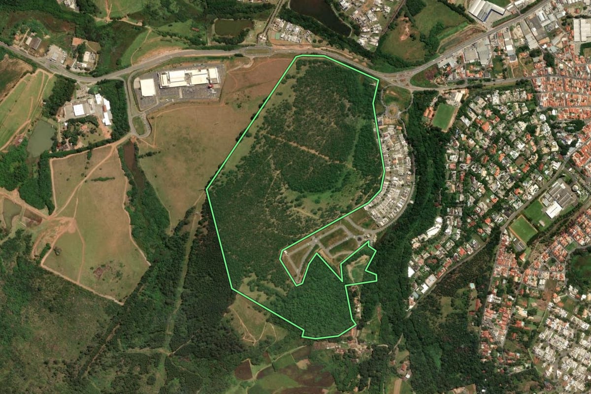 Imagem de satélite do imóvel rural em Bragança Paulista (SP), com o contorno declarado no CAR desenhado por cima.