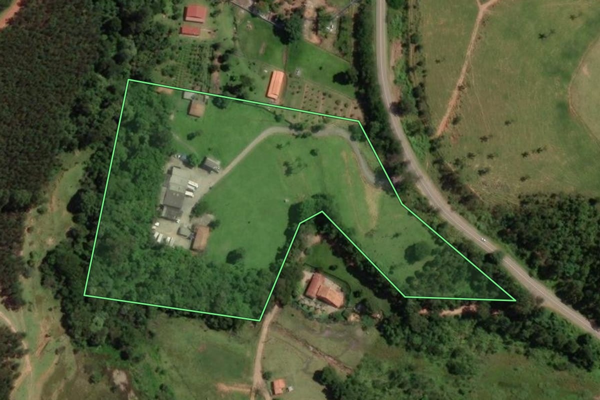Imagem de satélite do imóvel rural em Bragança Paulista (SP), com o contorno declarado no CAR desenhado por cima.