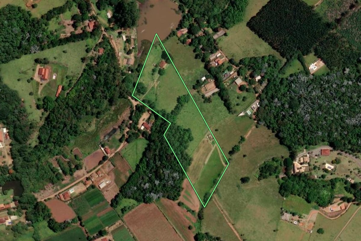 Imagem de satélite do imóvel rural em Bragança Paulista (SP), com o contorno declarado no CAR desenhado por cima.