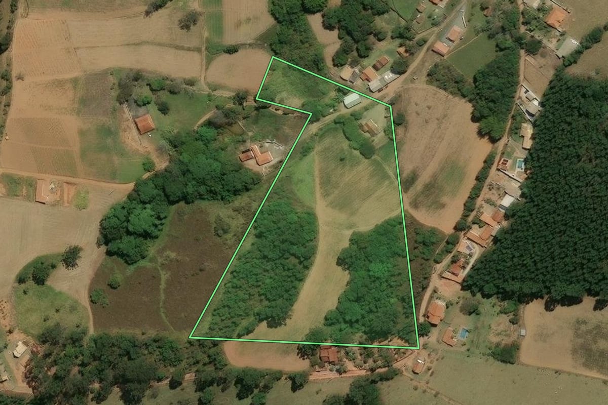 Imagem de satélite do imóvel rural em Bragança Paulista (SP), com o contorno declarado no CAR desenhado por cima.