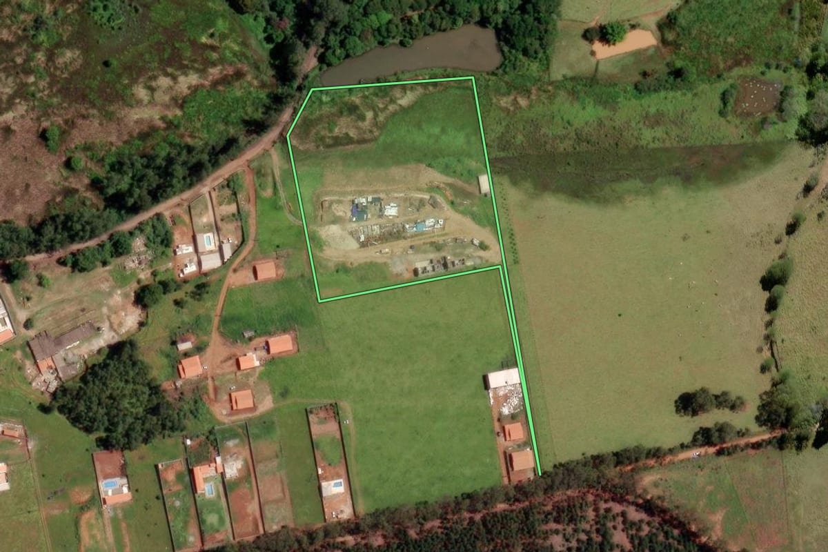Imagem de satélite do imóvel rural em Bragança Paulista (SP), com o contorno declarado no CAR desenhado por cima.