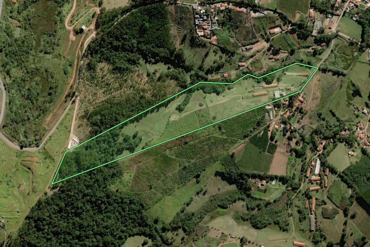 Imagem de satélite do imóvel rural em Bragança Paulista (SP), com o contorno declarado no CAR desenhado por cima.