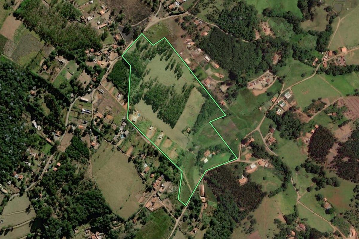 Imagem de satélite do imóvel rural em Bragança Paulista (SP), com o contorno declarado no CAR desenhado por cima.