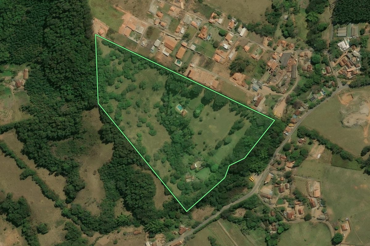 Imagem de satélite do imóvel rural em Bragança Paulista (SP), com o contorno declarado no CAR desenhado por cima.