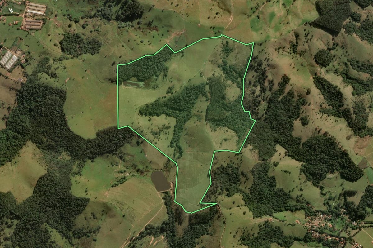 Imagem de satélite do imóvel rural em Bragança Paulista (SP), com o contorno declarado no CAR desenhado por cima.