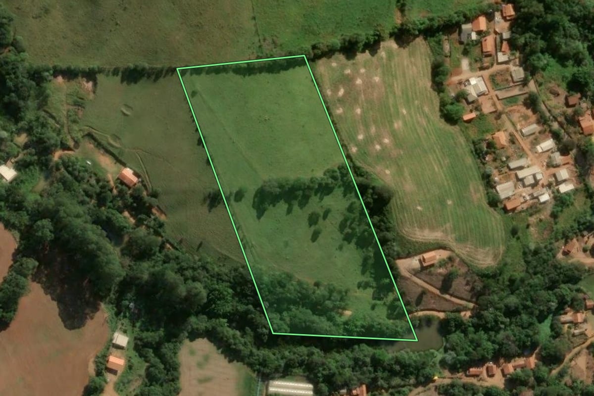 Imagem de satélite do imóvel rural em Bragança Paulista (SP), com o contorno declarado no CAR desenhado por cima.