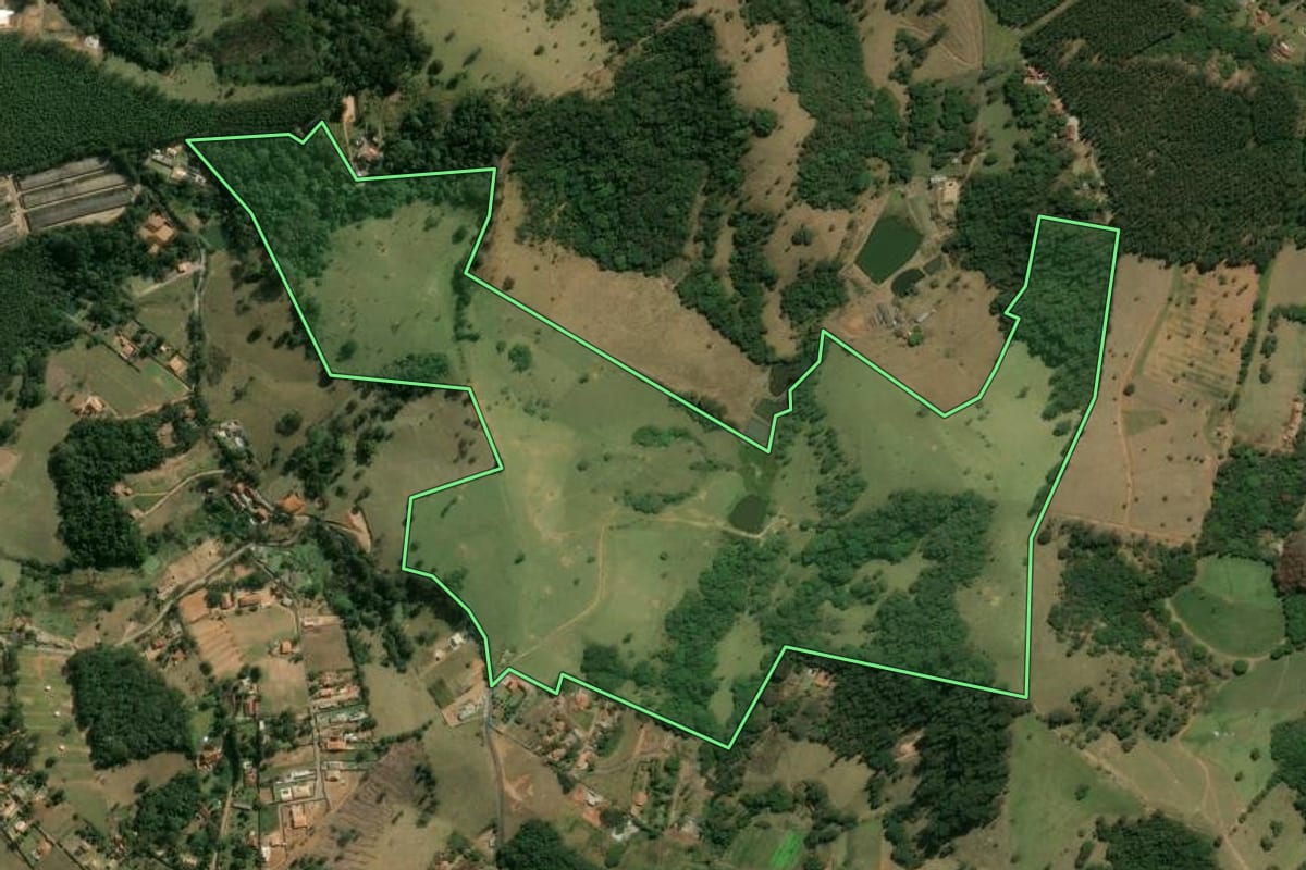 Imagem de satélite do imóvel rural em Bragança Paulista (SP), com o contorno declarado no CAR desenhado por cima.