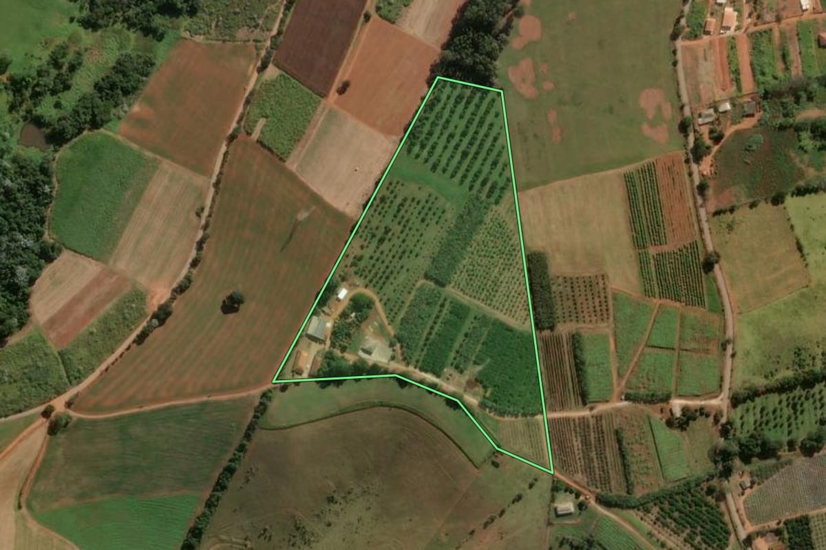 Imagem de satélite do imóvel rural em Bragança Paulista (SP), com o contorno declarado no CAR desenhado por cima.