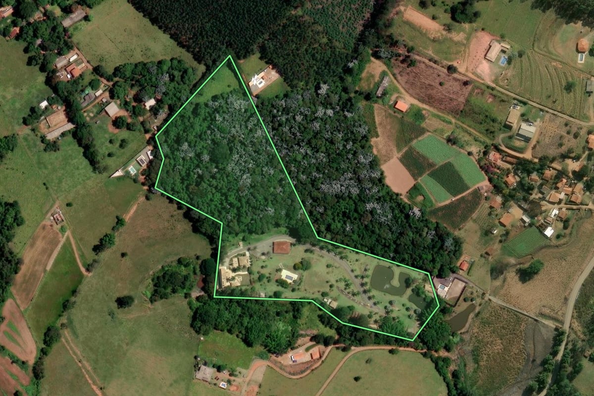 Imagem de satélite do imóvel rural em Bragança Paulista (SP), com o contorno declarado no CAR desenhado por cima.