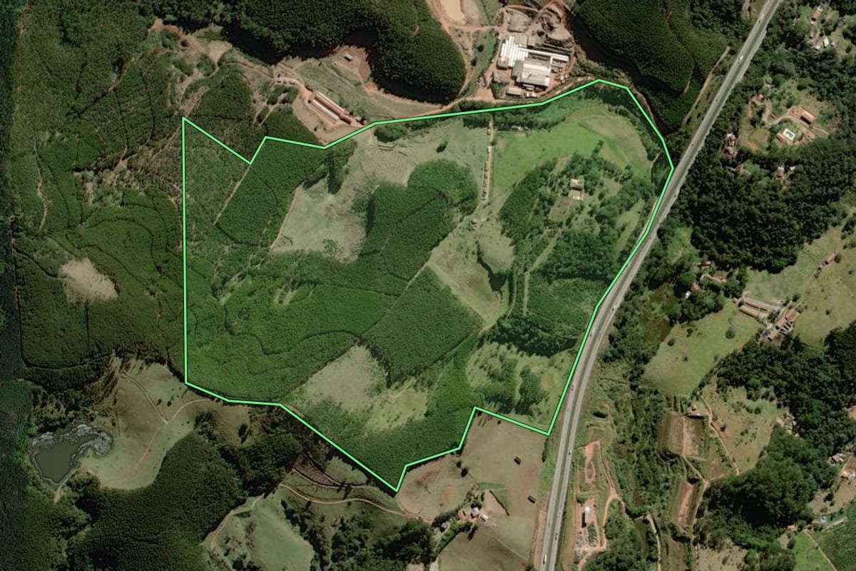 Imagem de satélite do imóvel rural em Bragança Paulista (SP), com o contorno declarado no CAR desenhado por cima.