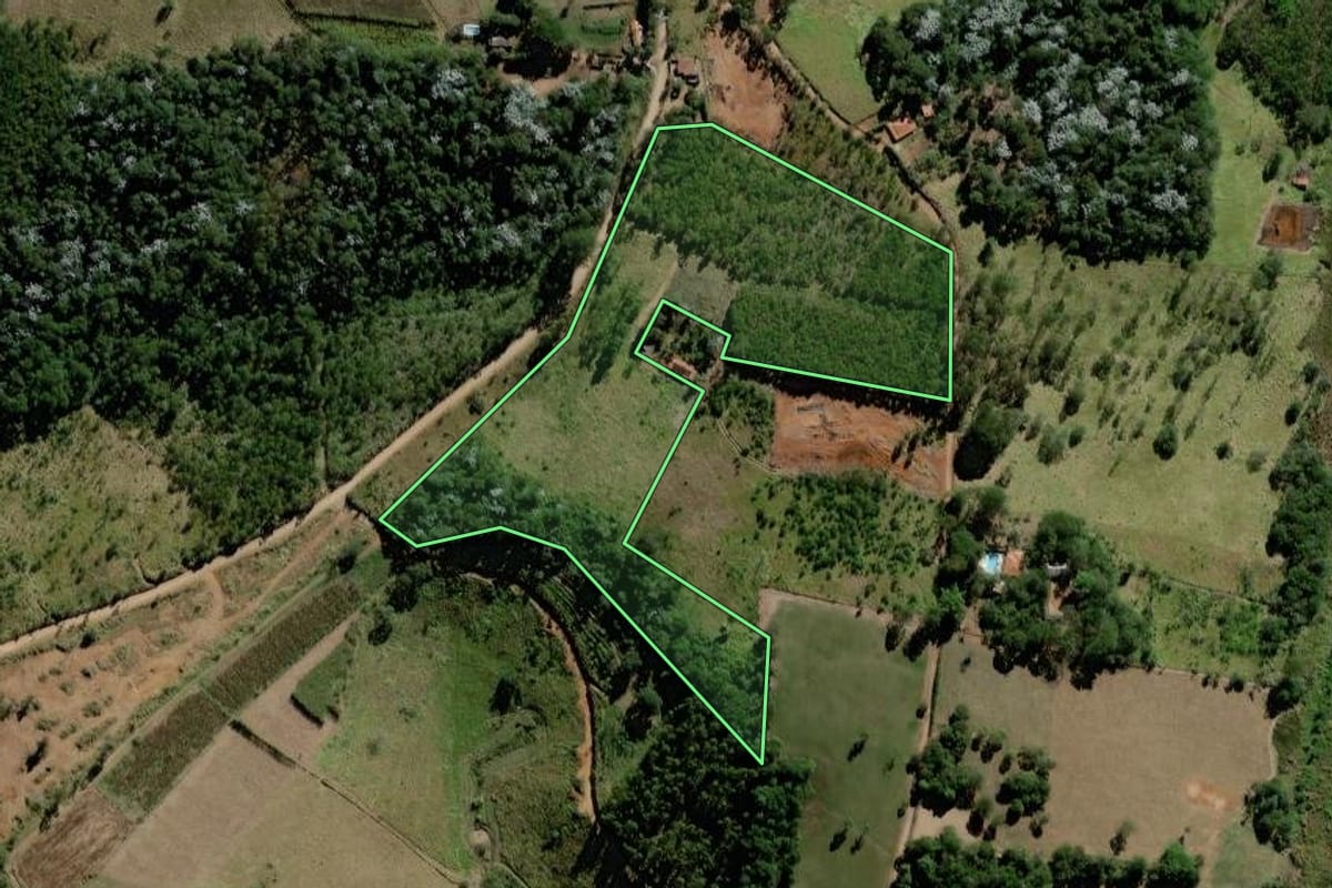 Imagem de satélite do imóvel rural em Bragança Paulista (SP), com o contorno declarado no CAR desenhado por cima.