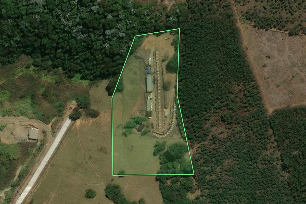 Imagem de satélite do imóvel rural em Bragança Paulista (SP), com o contorno declarado no CAR desenhado por cima.