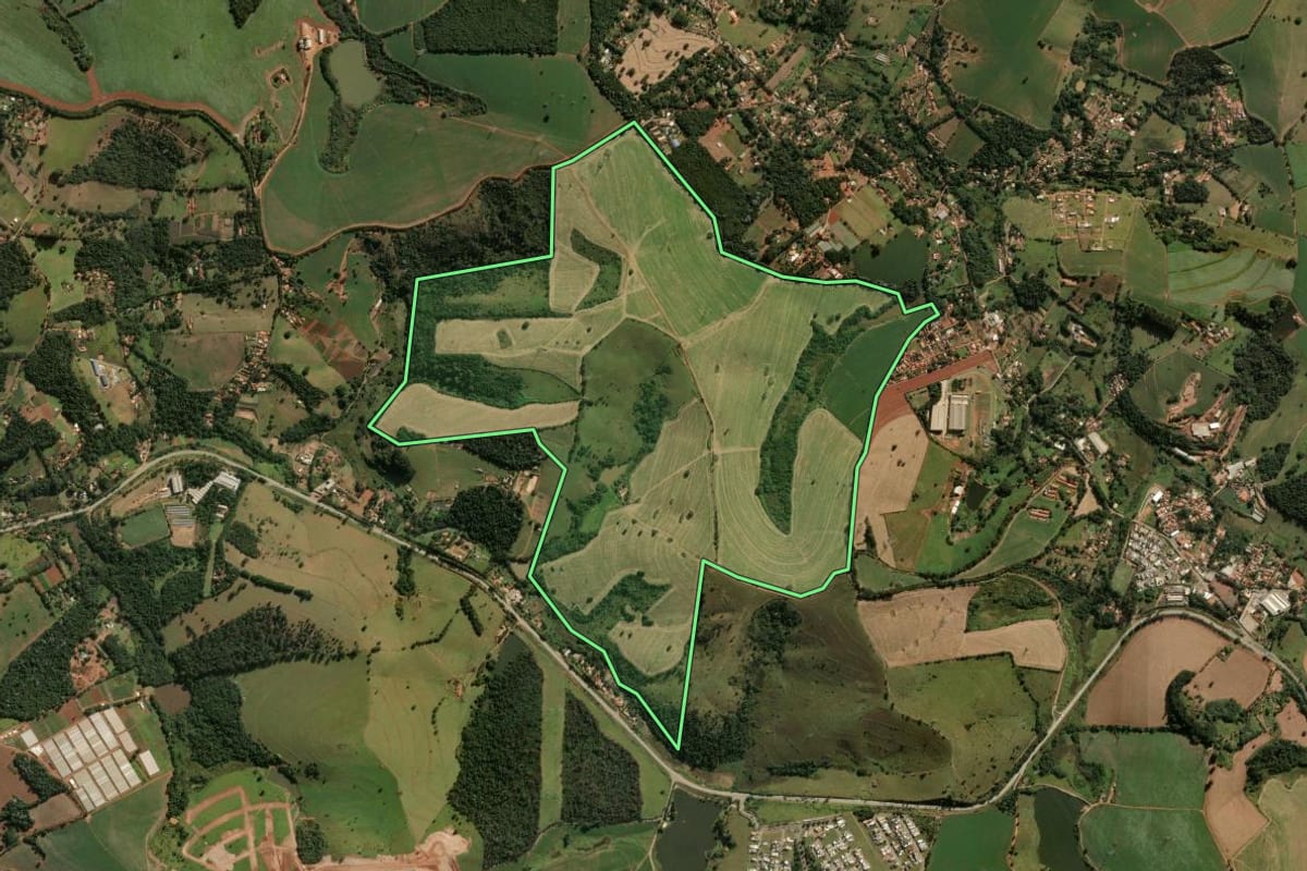 Imagem de satélite do imóvel rural em Bragança Paulista (SP), com o contorno declarado no CAR desenhado por cima.