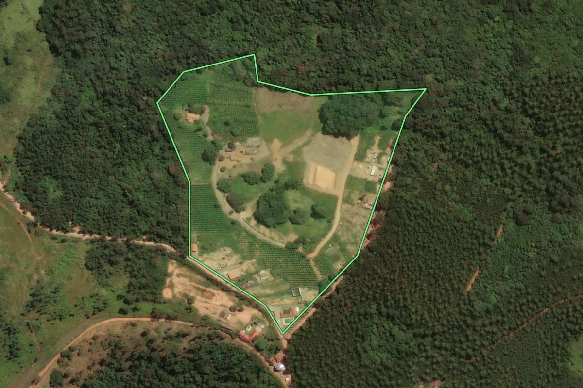 Imagem de satélite do imóvel rural em Bragança Paulista (SP), com o contorno declarado no CAR desenhado por cima.