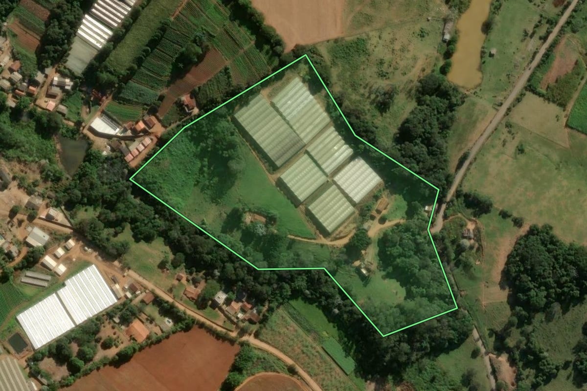 Imagem de satélite do imóvel rural em Bragança Paulista (SP), com o contorno declarado no CAR desenhado por cima.