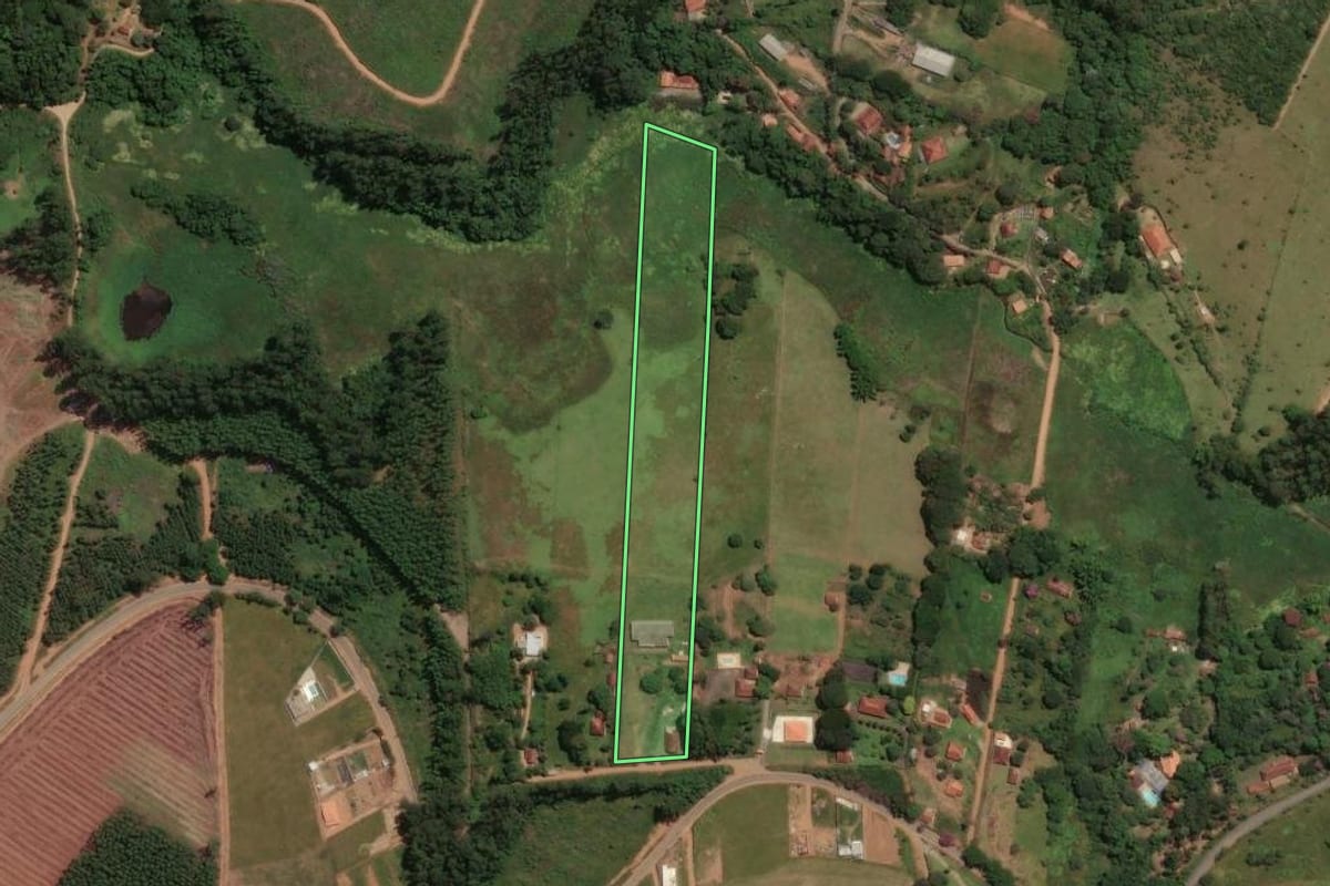 Imagem de satélite do imóvel rural em Bragança Paulista (SP), com o contorno declarado no CAR desenhado por cima.