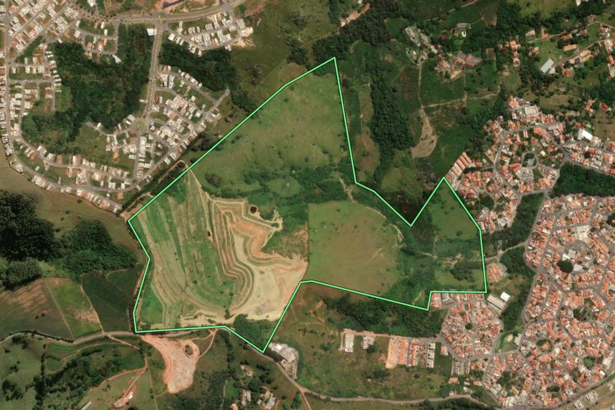 Imagem de satélite do imóvel rural em Bragança Paulista (SP), com o contorno declarado no CAR desenhado por cima.