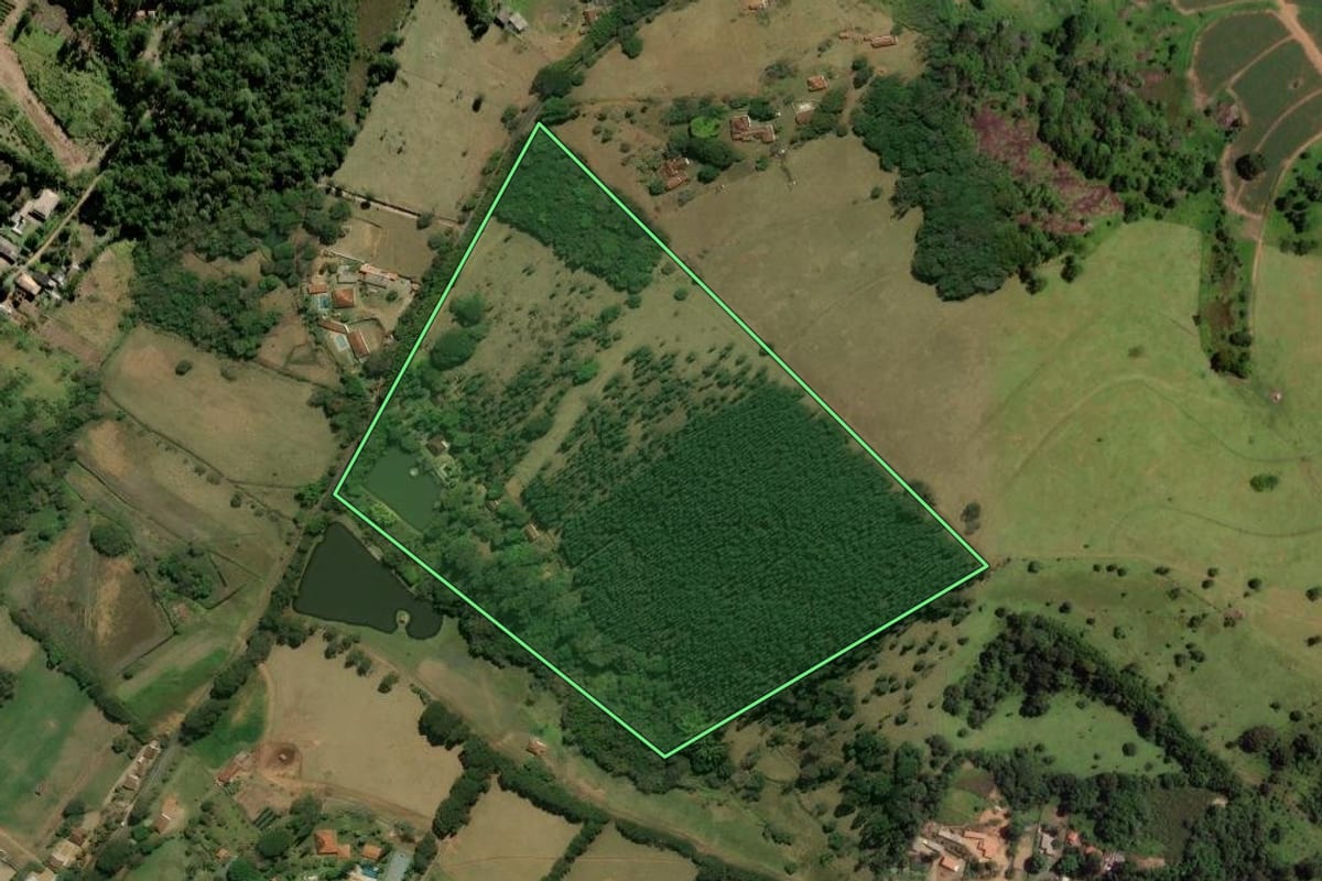 Imagem de satélite do imóvel rural em Bragança Paulista (SP), com o contorno declarado no CAR desenhado por cima.
